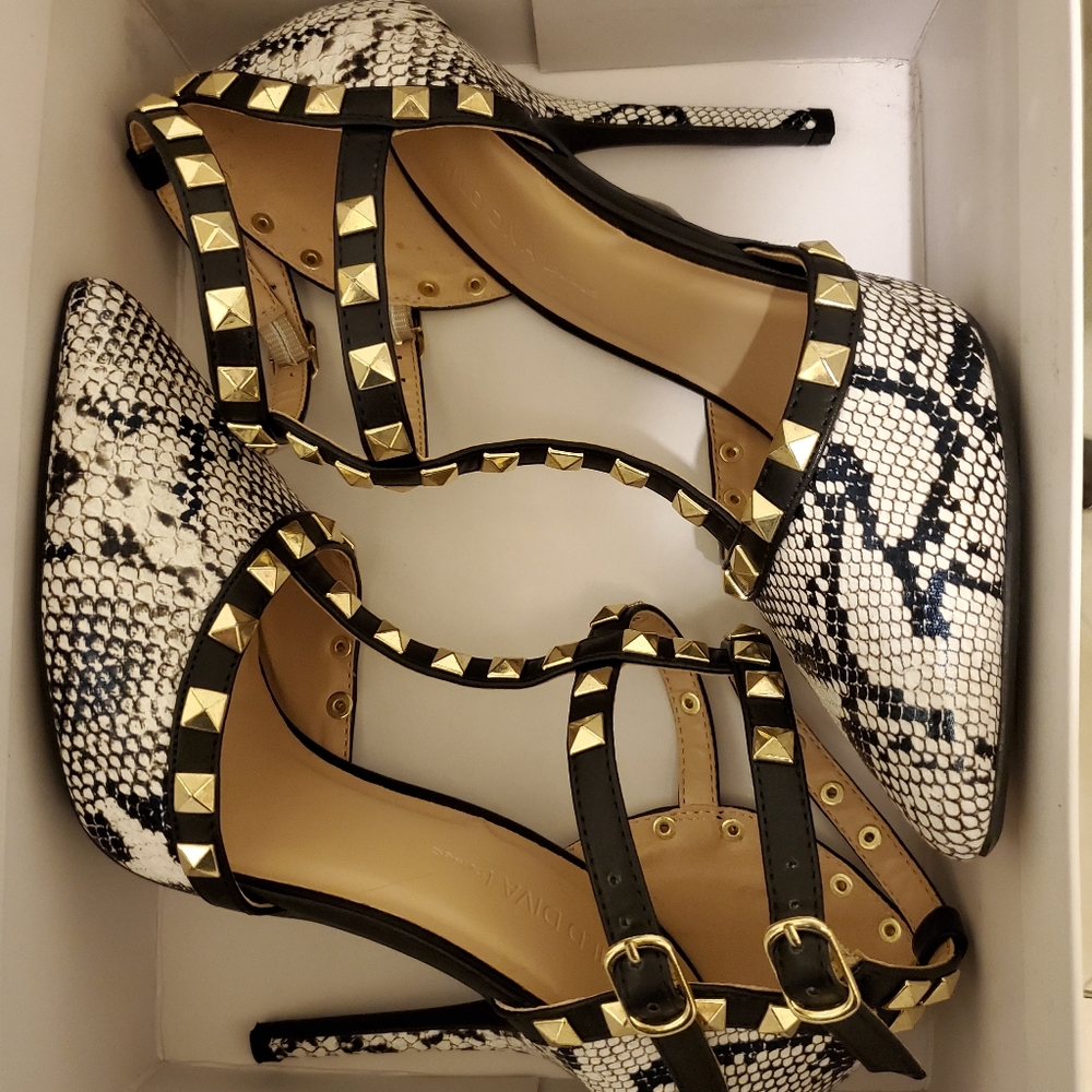 new, stylish and eye-catching medium heels shoes